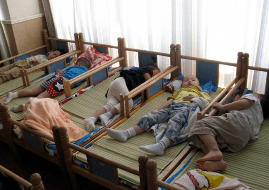 睡眠|幼儿园宣布“取消”午睡，家长炸锅纷纷声讨，园长解释压倒众议