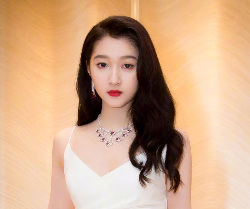 演技|关晓彤新剧海报出炉，我却被女配角颜值吸引，晓彤要有压力啦！