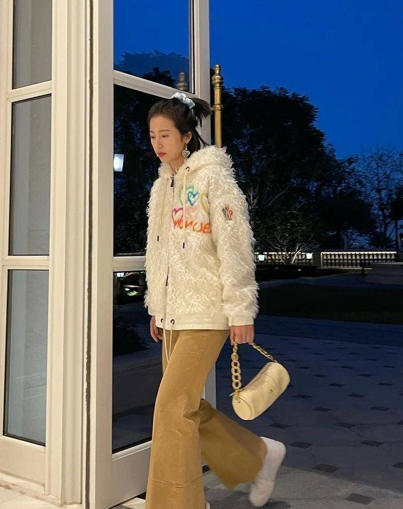 配饰|周雨彤在《我在他乡挺好的》中演技哭戏值得夸，她的衣品更值得夸