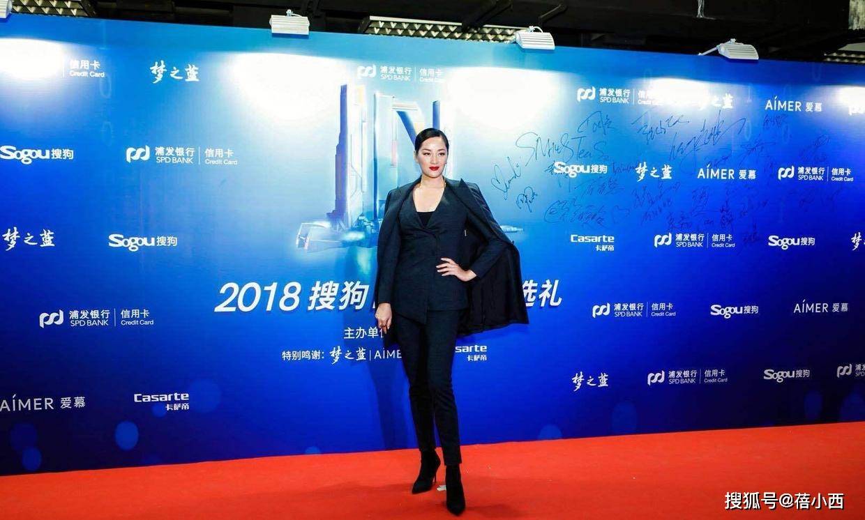 美眉|瞿颖不走寻常路，“身材壮硕又会穿”，年过半百穿牛仔外套特时髦