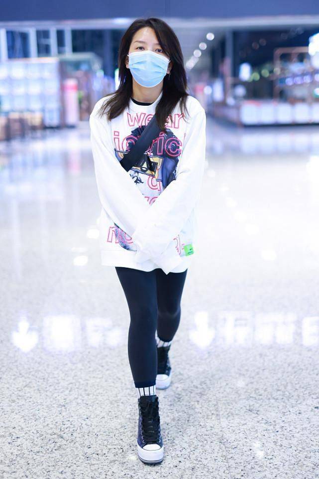 超短裙|何洁身材微胖却很会穿,卫衣配鲨鱼裤活力十足,穿出少女的活泼感