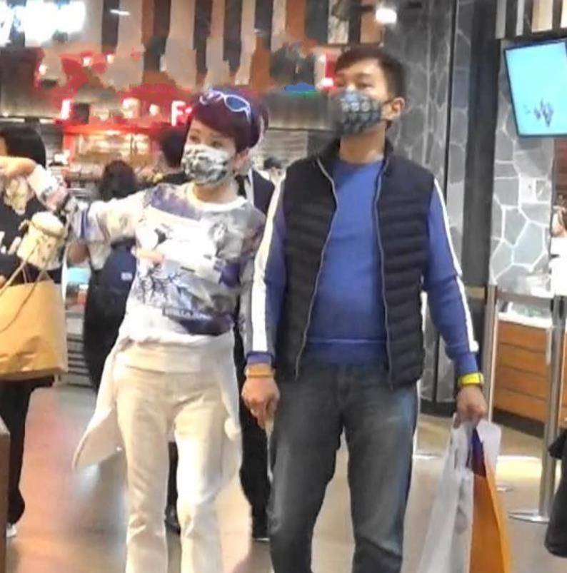 卫衣|谢霆锋69岁妈妈扮嫩，穿印花卫衣外套系腰间，一身前卫打扮减龄