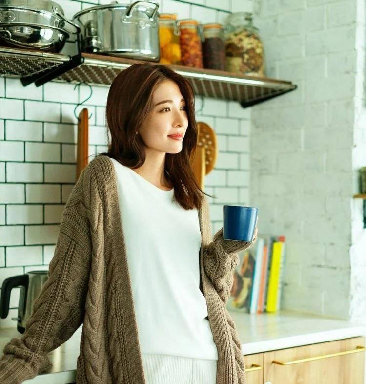 的比例|女人可以不漂亮但要懂打扮,年过四十多穿这四款外套,时髦又有范