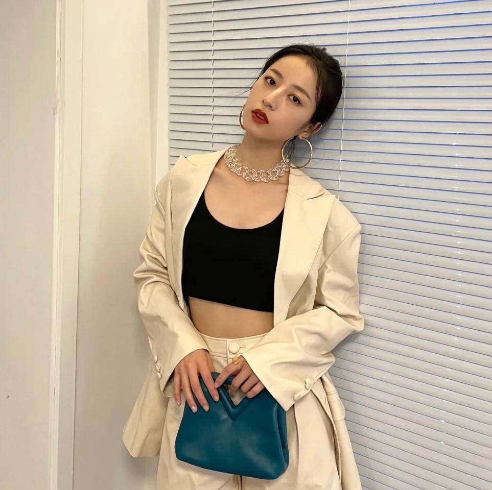 配饰|周雨彤在《我在他乡挺好的》中演技哭戏值得夸，她的衣品更值得夸