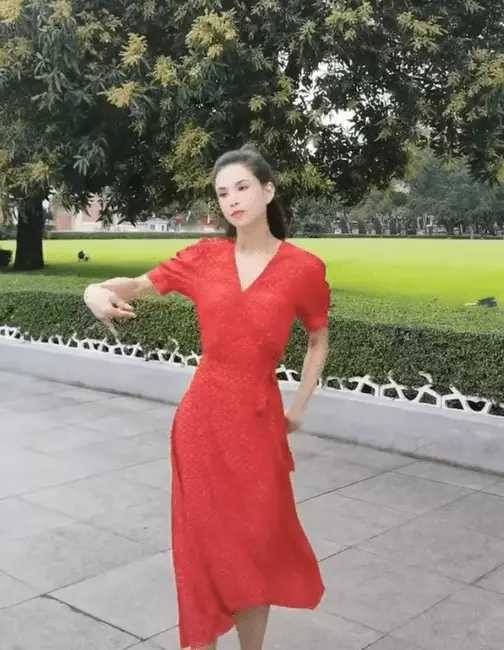 网友|李若彤身材干瘦，皮肤焉瘪俨然一个老太太，就别营销漂亮冻龄了！