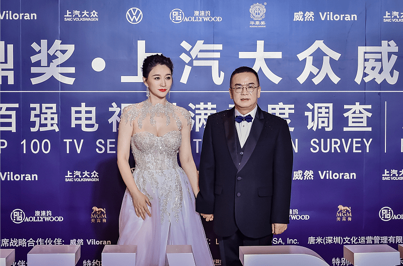 设计|45岁的李小冉身材保持这样真不容易，穿抹胸裙凹出性感曲线，真美