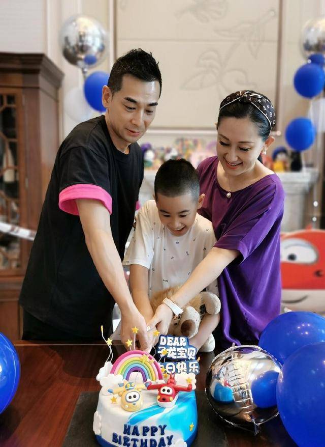 妻女|赵文卓生活中挺随性,和妻女同框穿休条纹T恤,看着挺大气