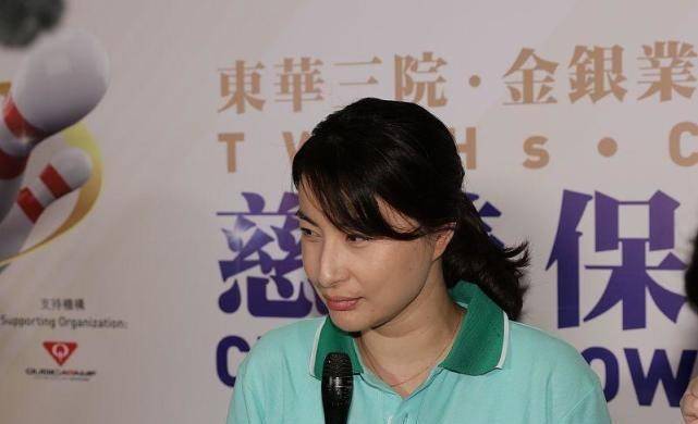 服装|?郭晶晶不愧是豪门儿媳,分寸拿捏得真好,与公公同框,更显大气