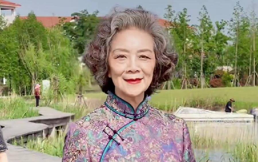 卷发|70岁就别染发了，花白发真实自然不做作，发型烫好照样时髦显年轻