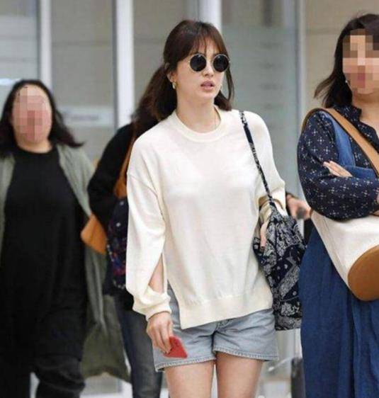 身材|宋慧乔单身之后更美了，穿白色毛衣配牛仔短裤，模样太像小姑娘了