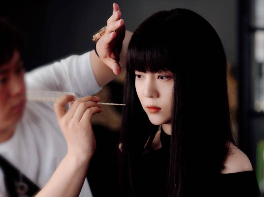 演技|关晓彤新剧海报出炉，我却被女配角颜值吸引，晓彤要有压力啦！