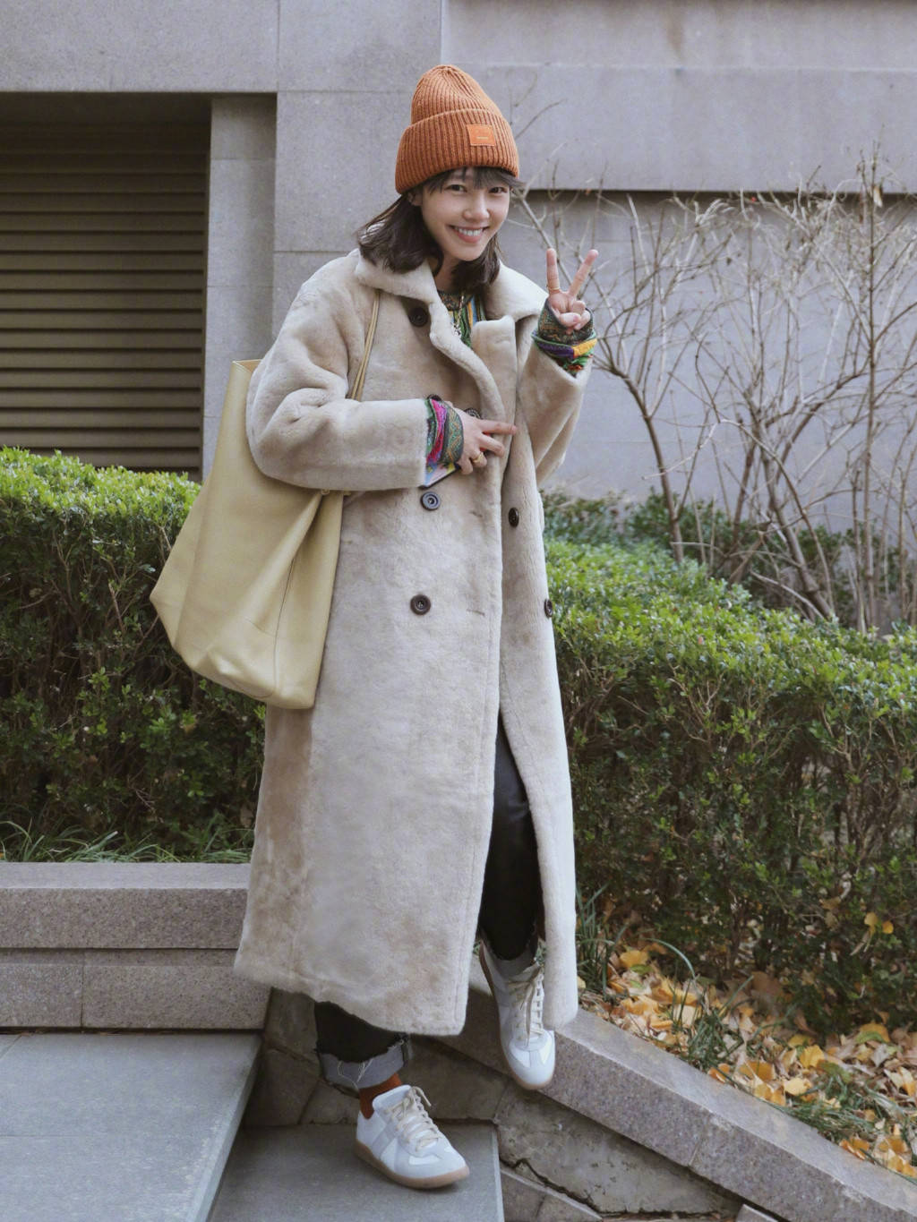 配饰|白百合真会穿,“厚外套+长裤”保暖又洋气,不会穿的女生更要学