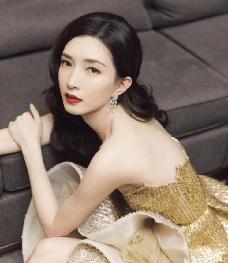 黑色|江疏影：一个被演戏耽误的时尚达人，衣品超高