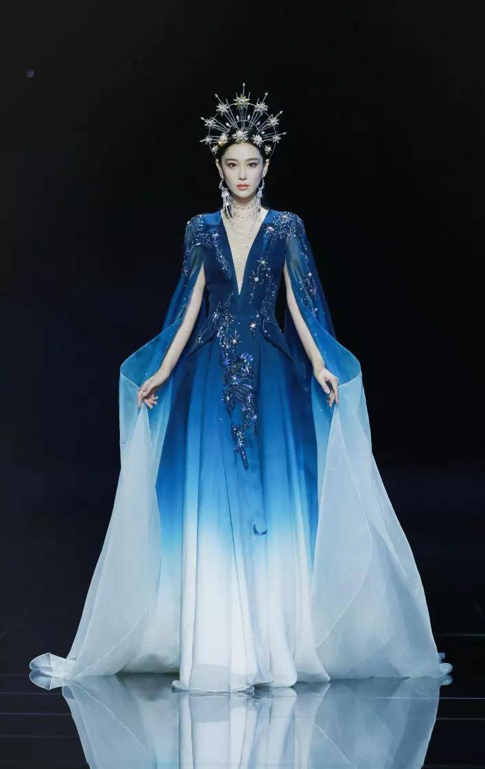 她把敦煌壁画穿身上每一幅都美爆了昨晚登台再次惊艳全场