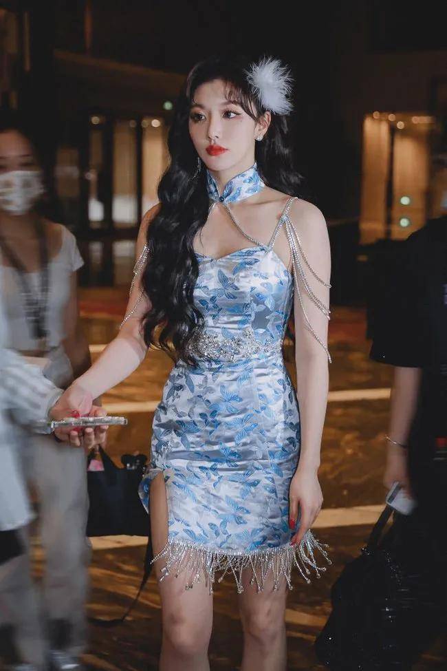 舞台|孔雪儿《爆裂舞台》路透，露肩旗袍穿出吊带裙效果，身材不容忽视
