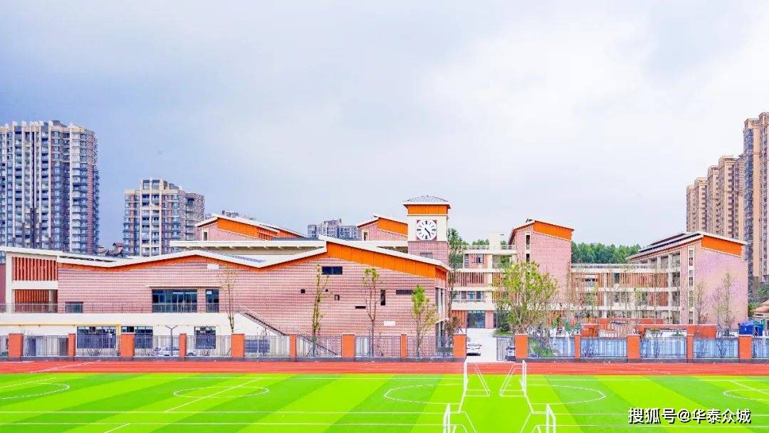 成都郫都红光中学撷一片日月之光收进书香浓郁的校园里