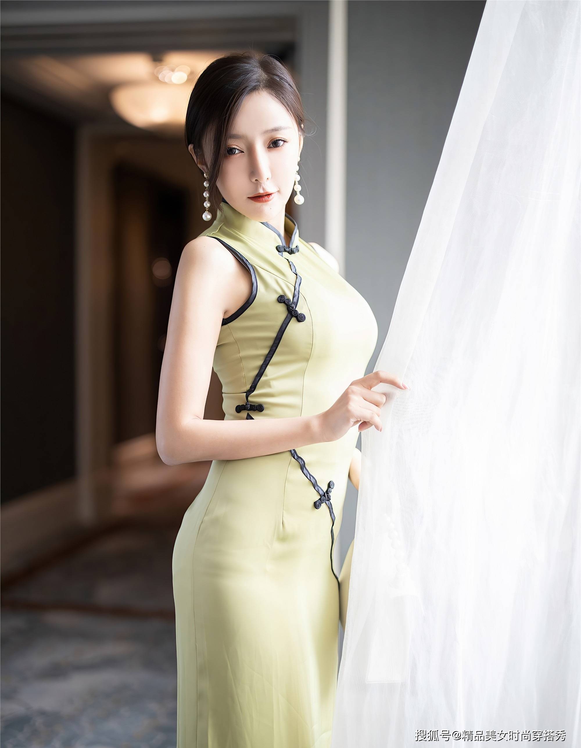 黑色|芥末绿的旗袍简洁大方，黑色线条点缀更加时尚，彰显成熟女性魅力