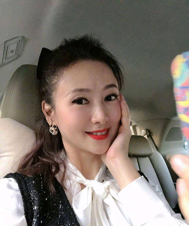 黑色|翁虹年过半百依旧风姿卓越，飘带衬衫配小香风连衣裙，高贵典雅
