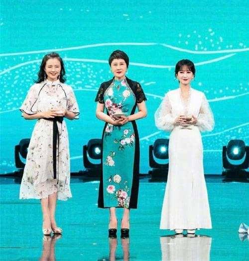 身材|张凯丽潇洒走机场,穿搭时髦却遮不住发福身材,终于有了老年气息