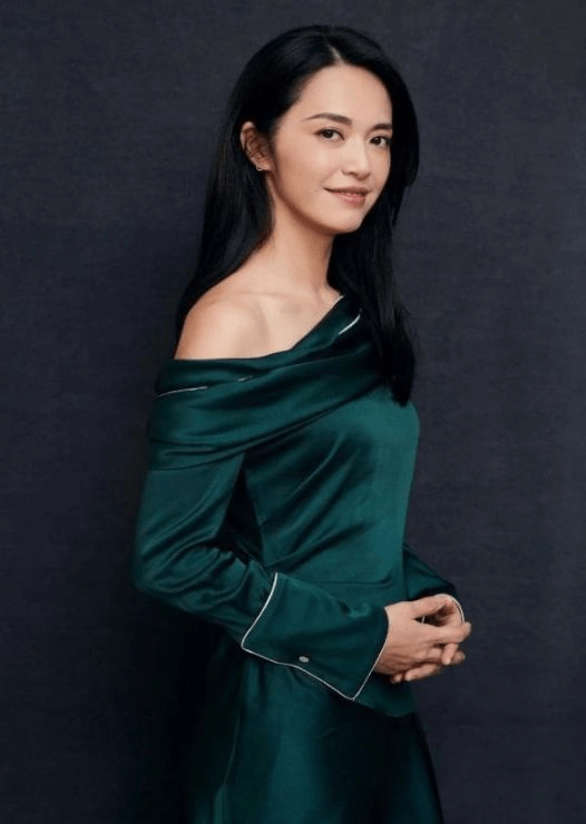 姚晨|瓜子脸的姚晨也没驾驭短发，西瓜头不完美，但露肩造型更显骨感