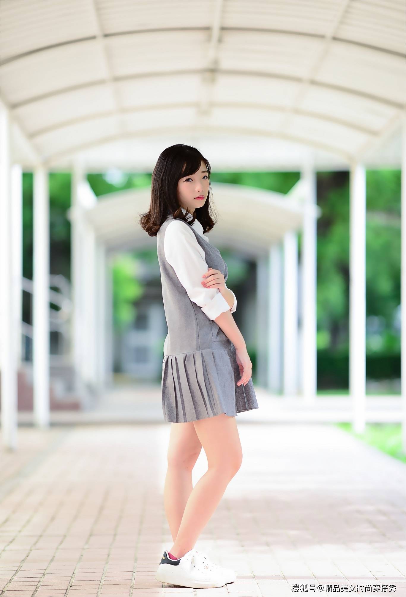 塑造出|美女身穿拼接衬衫百褶裙假两件套，妥妥的纯情少女风