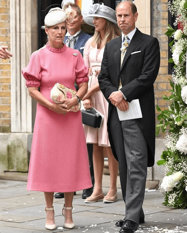 英王室的至亲都来了,苏菲王妃代替女王来参加婚礼,选择一件西瓜红