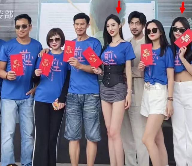八卦爆料|电影《前尘》开机仪式，两位女主角为抢镜不好好穿衣，遭网友狂批