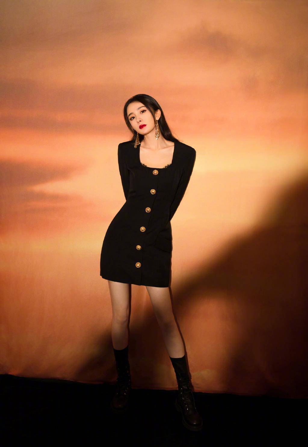 气息|杨幂新年写真红红火火，席地而坐裙摆大张，手持鲜花姿态娇媚