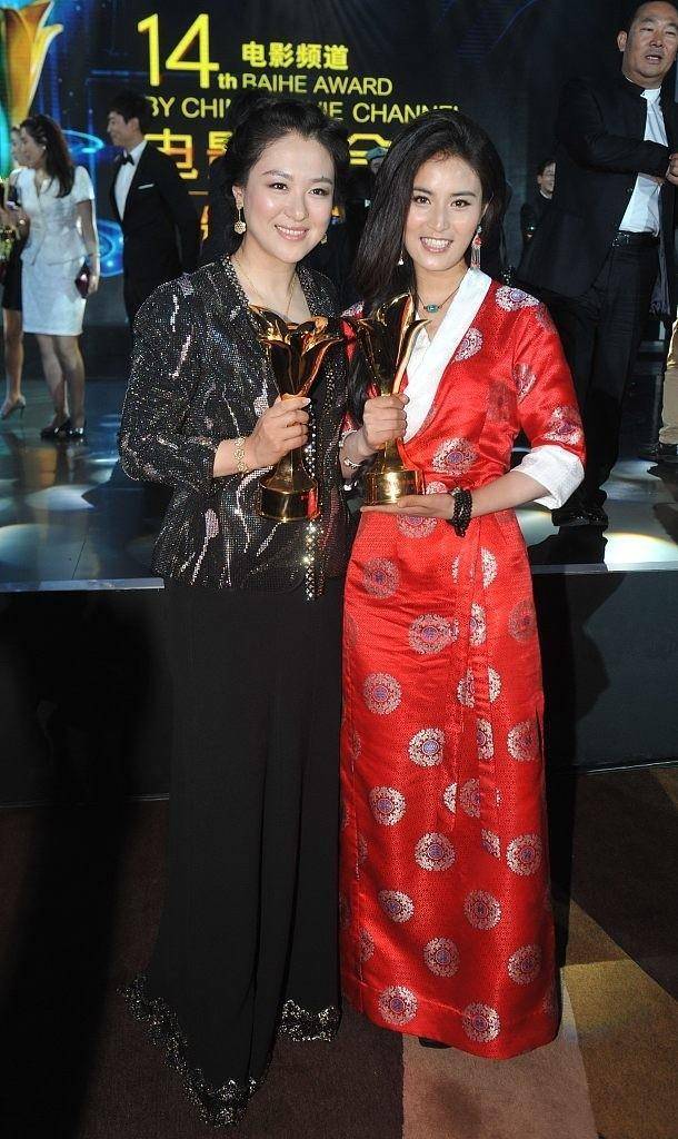 沈傲君|44岁沈傲君的气质脸很占优势，穿亮片外套搭配抹胸裙，美到骨子里