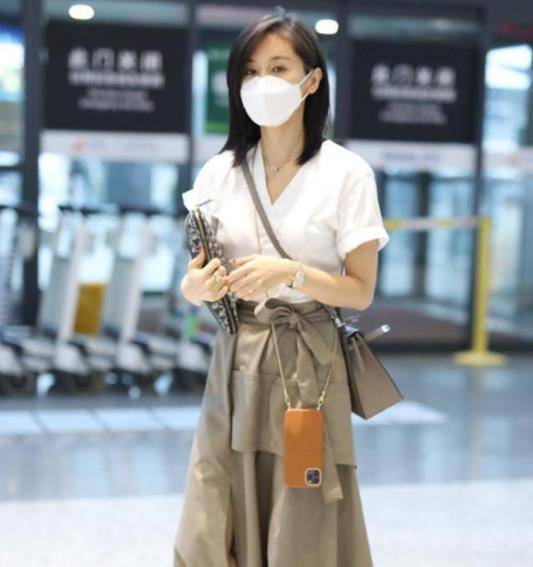 黑色|159cm王子文个子不高，但衣品真的好，半身裙尽显三七分黄金比例