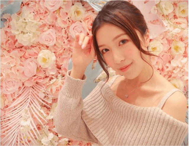 女友|李泽楷小26岁女友晒写真,深V婚纱凹出好身材,头戴花环像小仙女