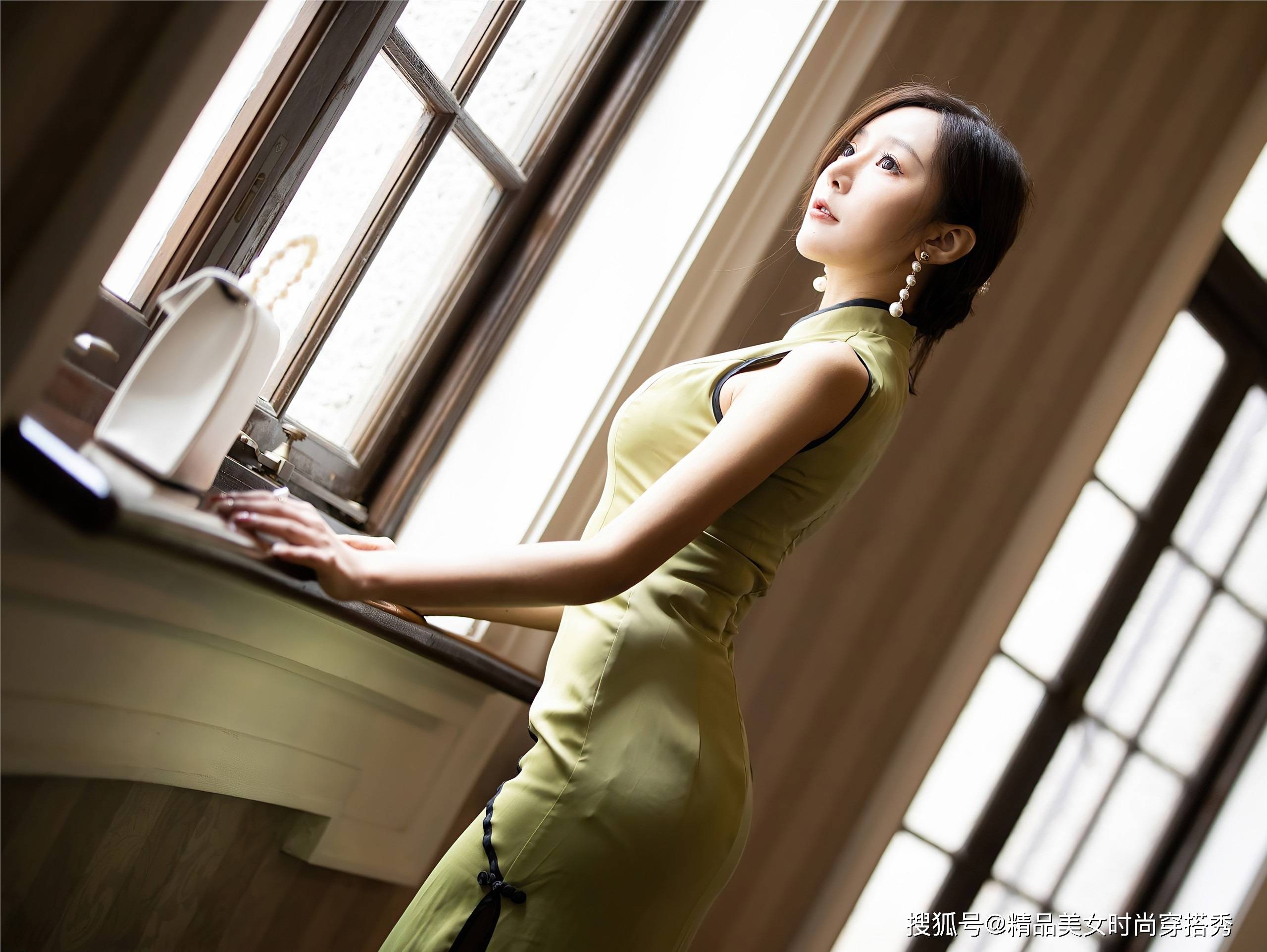 黑色|芥末绿的旗袍简洁大方，黑色线条点缀更加时尚，彰显成熟女性魅力
