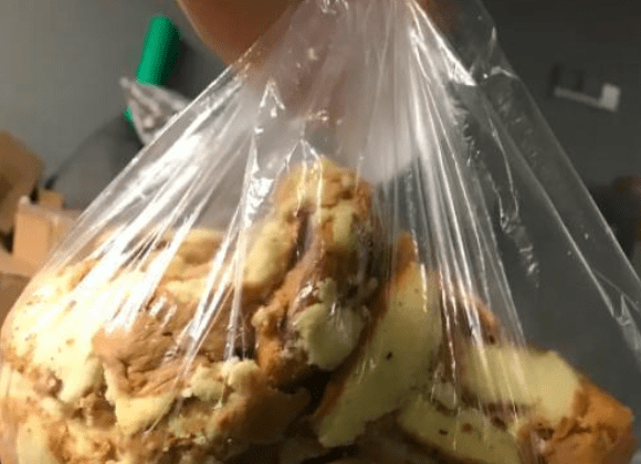 嘲讽|二胎妈妈给孩子买蛋糕边角料，遭众人嘲讽，养不起为什么要生