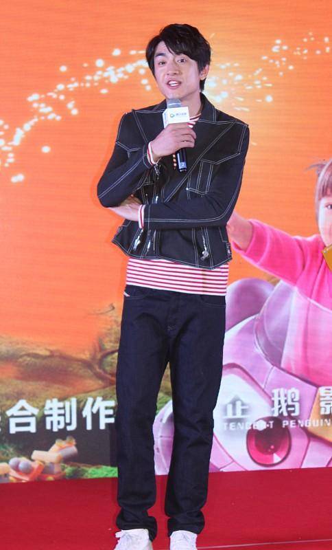 卫衣|林更新生图更真实,美颜后反而没了男人味,穿卫衣也挺帅气