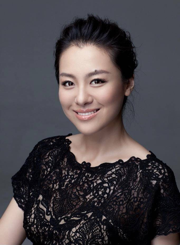 沈傲君|44岁沈傲君的气质脸很占优势，穿亮片外套搭配抹胸裙，美到骨子里