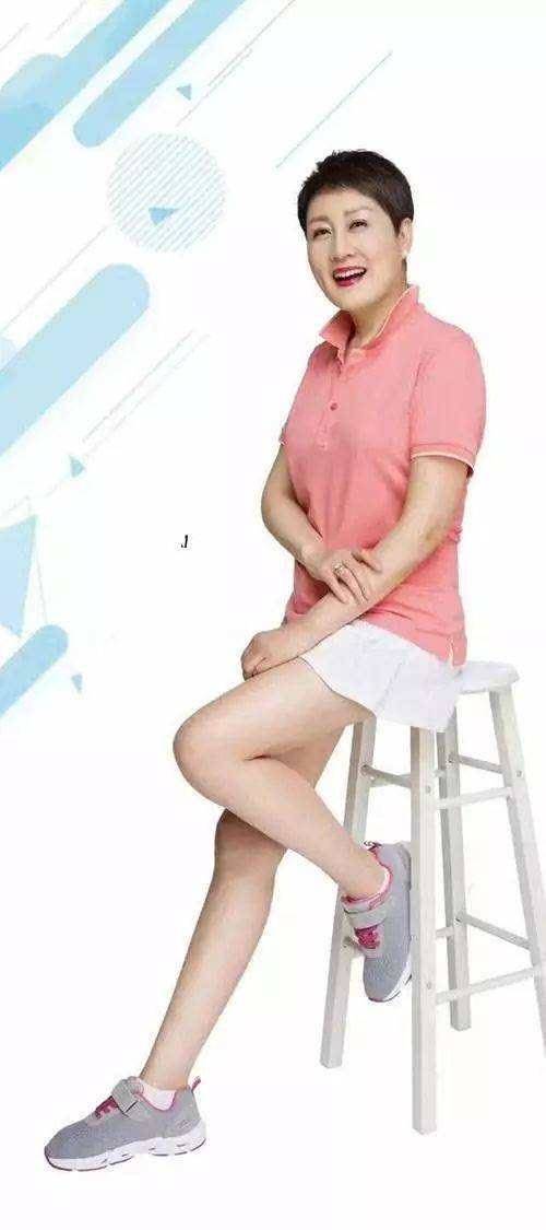 身材|张凯丽潇洒走机场,穿搭时髦却遮不住发福身材,终于有了老年气息