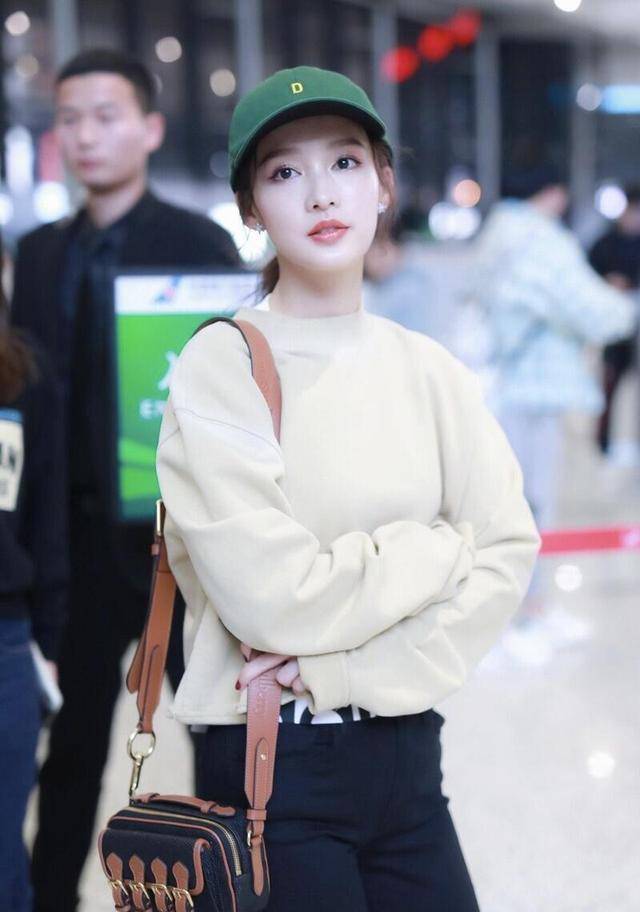 身材|李沁戴“小绿帽”淘气又好看，穿毛衣配黑紧身裤，少女感扑面而来