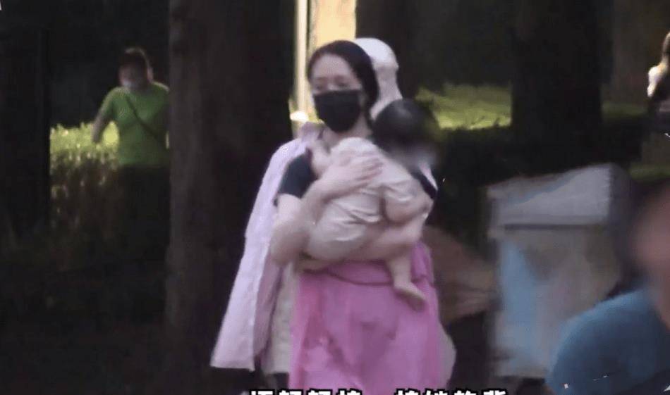 郭碧婷|郭碧婷带女儿逛公园，素颜出行打扮低调，全程抱着小奶皇母爱爆棚