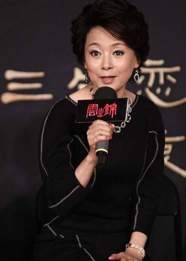 张瑜才|张瑜才是优雅代言人，穿描边黑裙配高跟鞋，妆容素雅大气挺高贵