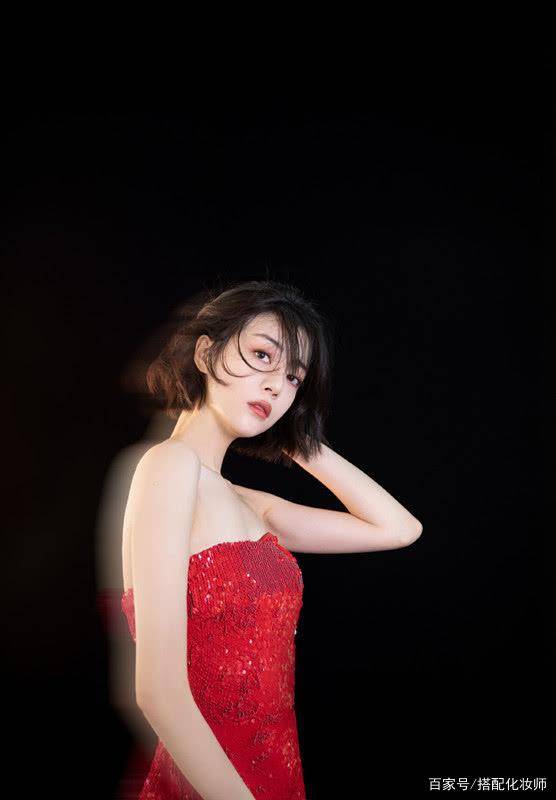 发型|李溪芮晒生日写真,穿一条红色亮片齐肩裙美得很,气质越来越好!