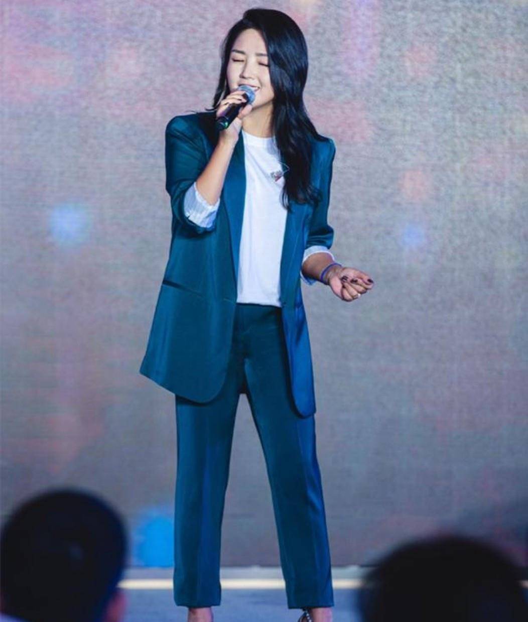 小个子|何洁瘦了后穿衣挺奔放的，红色西服配下衣失踪，直接秀出大长腿