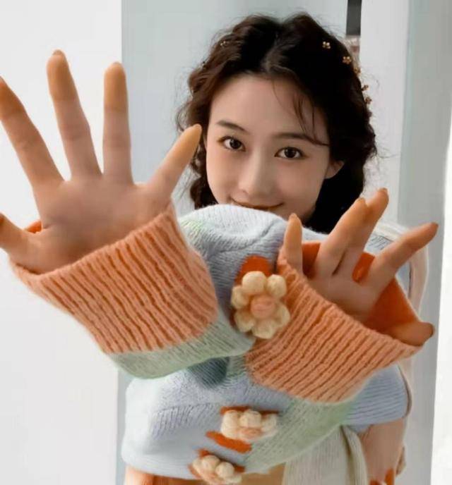 颜色|还记得“严莉莉”吗，刘美含长大有点不敢认，一身甜系穿搭好清纯