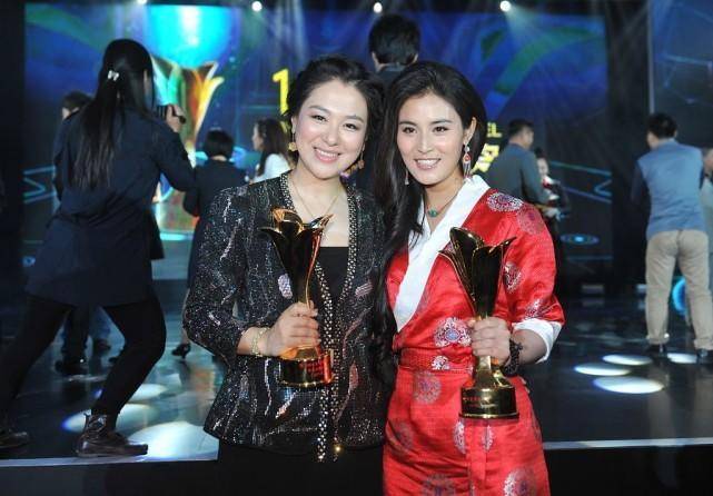 沈傲君|44岁沈傲君的气质脸很占优势，穿亮片外套搭配抹胸裙，美到骨子里