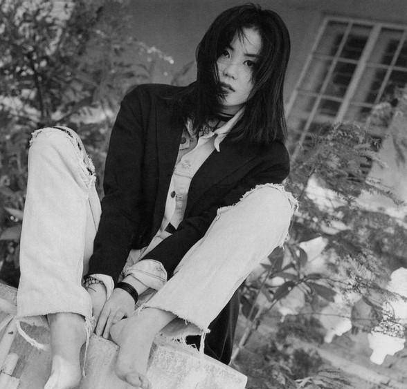 哈金|李亚鹏拍情侣写真,小女友穿白西装气质清冷,像极了年轻时的王菲