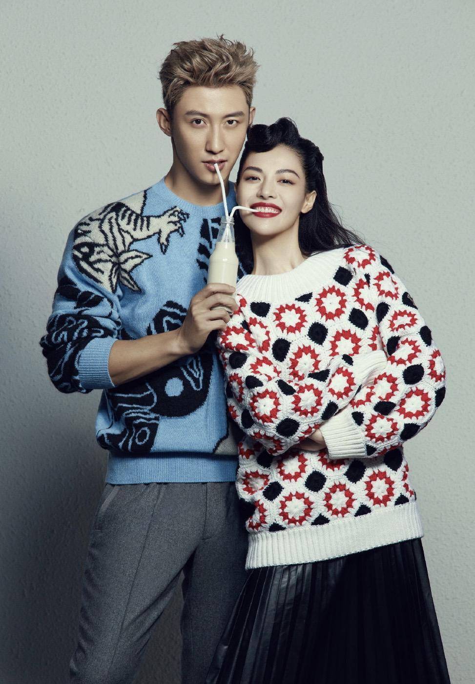 黄景瑜|黄景瑜和钟楚曦同喝一杯奶茶，俩人印花毛衣，cp感好强