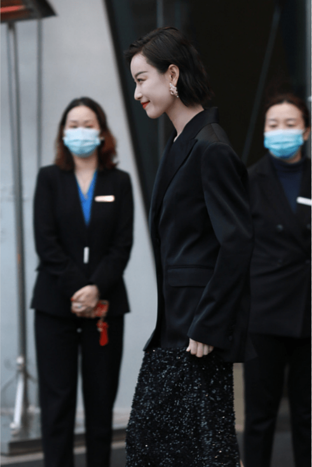 廓形|倪妮的生图比精修图还要美，穿西装配开叉裙，露出长腿又细又直