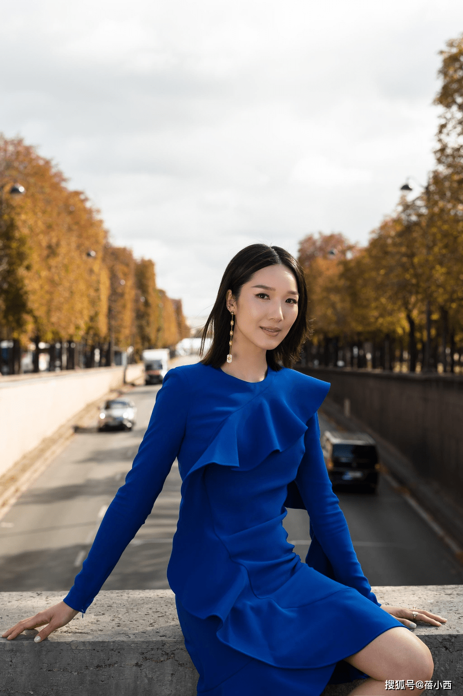 黑色|李亚男这么穿连衣裙也太招摇了，生了2胎身材还那么好，气质惊艳