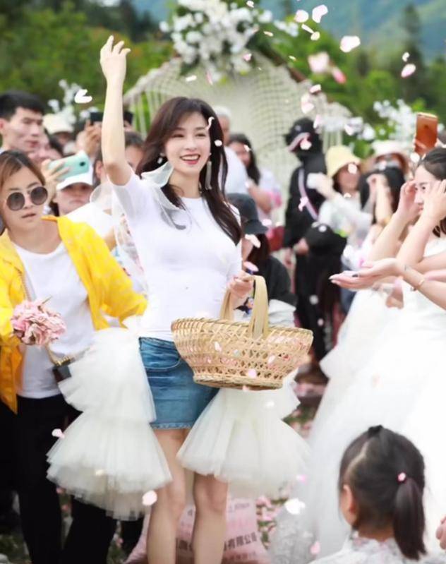 进行|张婷携林瑞阳出席活动，穿着白T恤配半身裙，两人看着像孙女关系