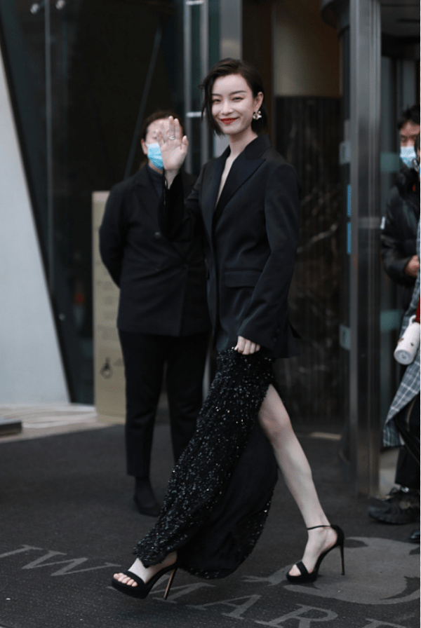 廓形|倪妮的生图比精修图还要美，穿西装配开叉裙，露出长腿又细又直