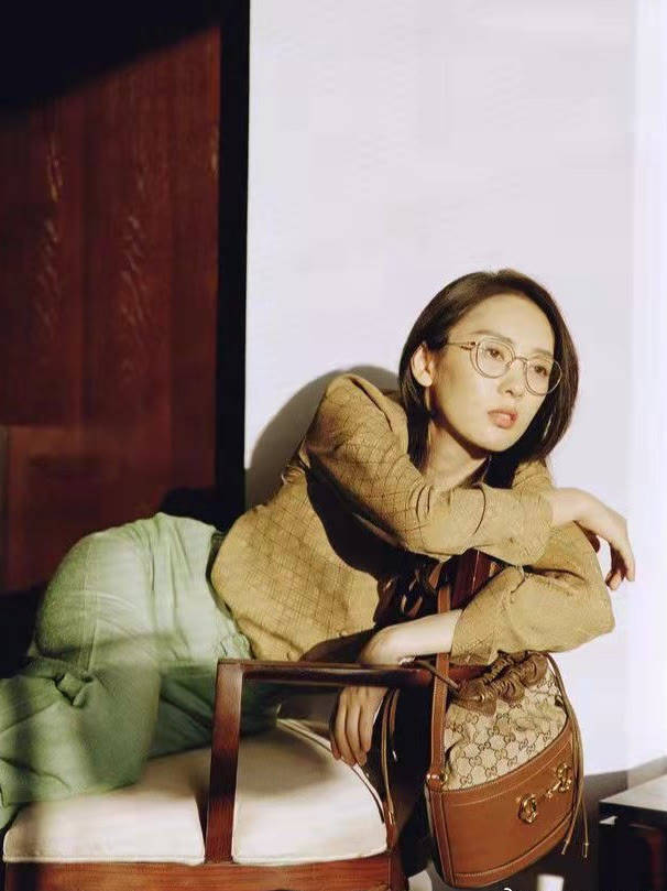 显得|童瑶翻红后真自信,穿搭低调素颜就敢走机场,不像章子怡也挺美